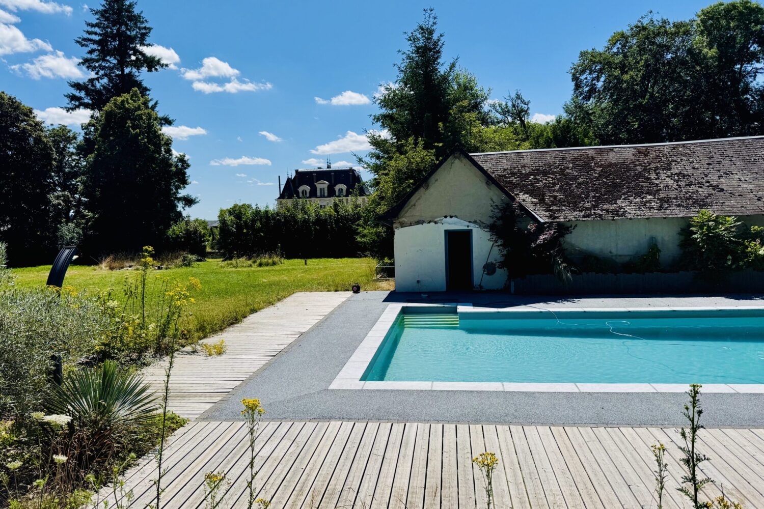 CHATEAU IN BURGUNDY 1 2