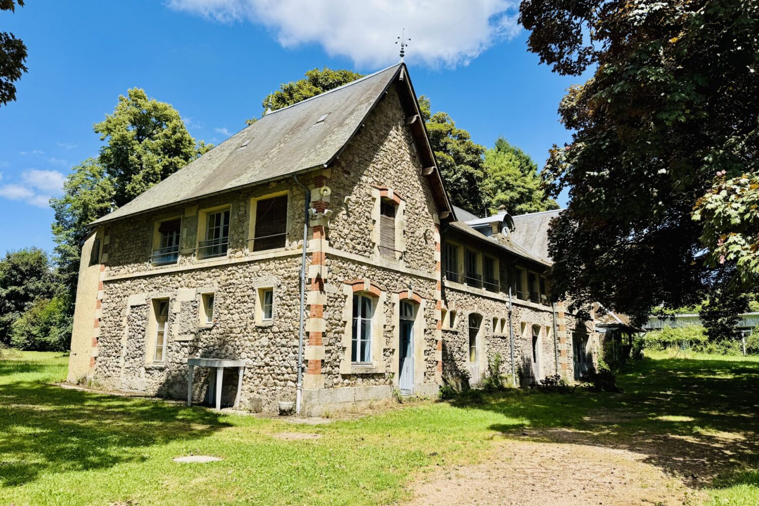 CHATEAU IN BURGUNDY 3 2